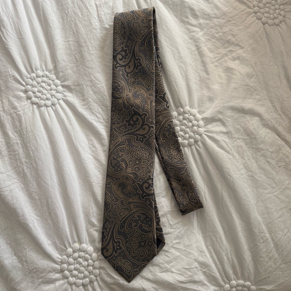 NIKI RUSH Men’s Paisley Necktie. Black and Gold $12